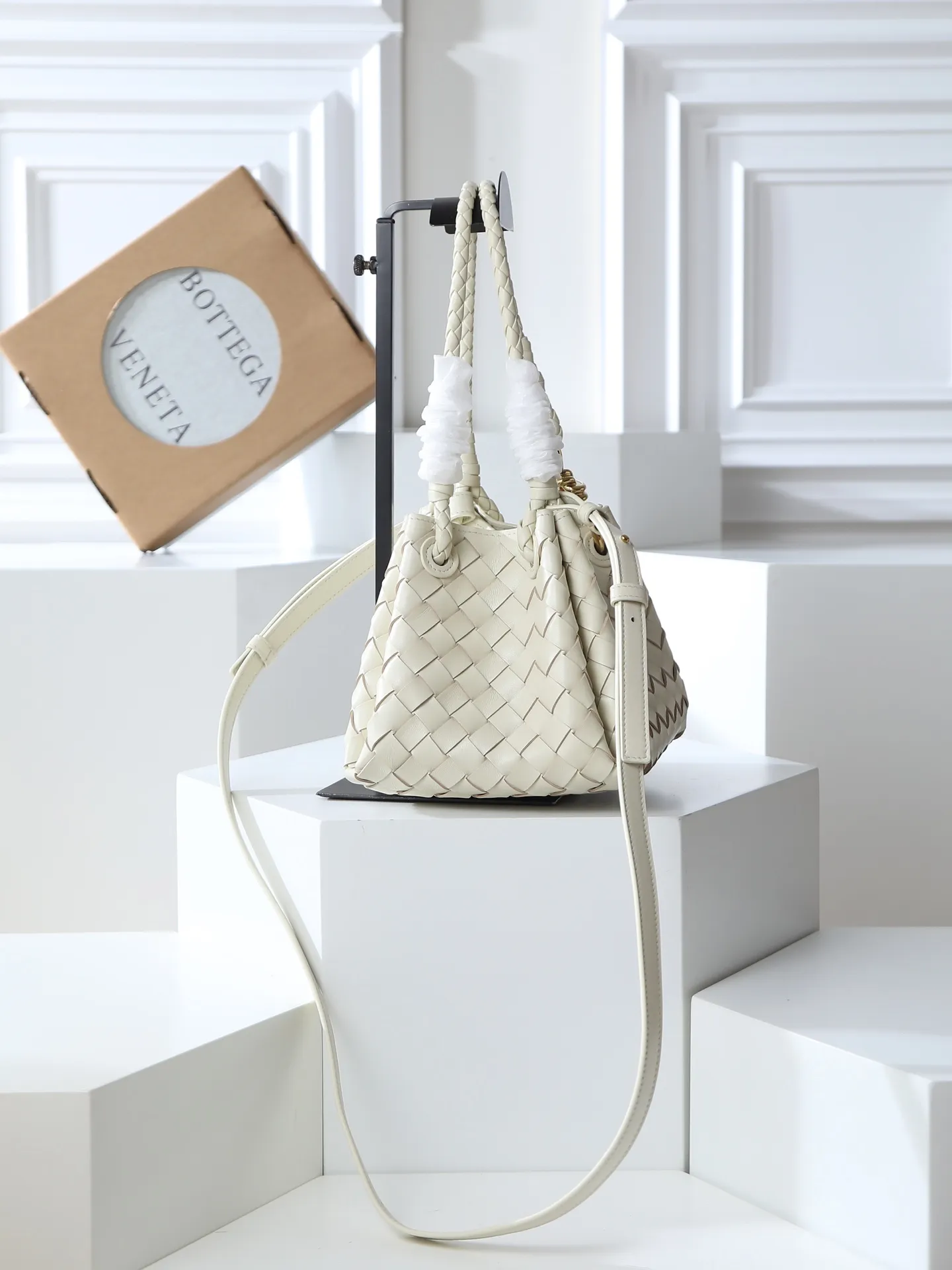 1250. Home B has a new product! Andiamo combines archive parachute handbags to inherit retro elements and integrate modern trends. The same style as Shu Qi's Night in Beijing. It is a continuation of the classic bag. It has three functions: hand carry, shoulder and cross-body. It is embellished with metal brass knot buckles. It is small and has an amazing capacity. It can easily hold all kinds of daily necessities with a box, sunglasses, small bottle, water powder, charger, and the upper body is versatile. Style number: 796569 Size: 21*17*16.5cm
